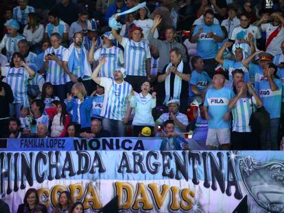 Aficionados de Argentina animan a sus tenistas en la Caja Mágica.