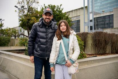 Daniel Guerrero López y su hija Isabel Guerrero Feijóo a la salida del Hospital Materno Infantil de La Paz, en Madrid.