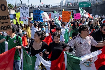 Manifestantes caminan en una de las autopistas de Los ?ngeles, el domingo 2 de febrero. 