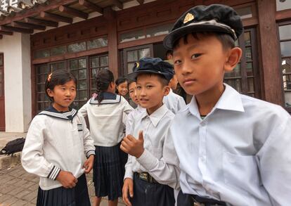 Jóvenes actores norcoreanos durante un rodaje en unos estudios de cine de Pyongyang en el año 2011.