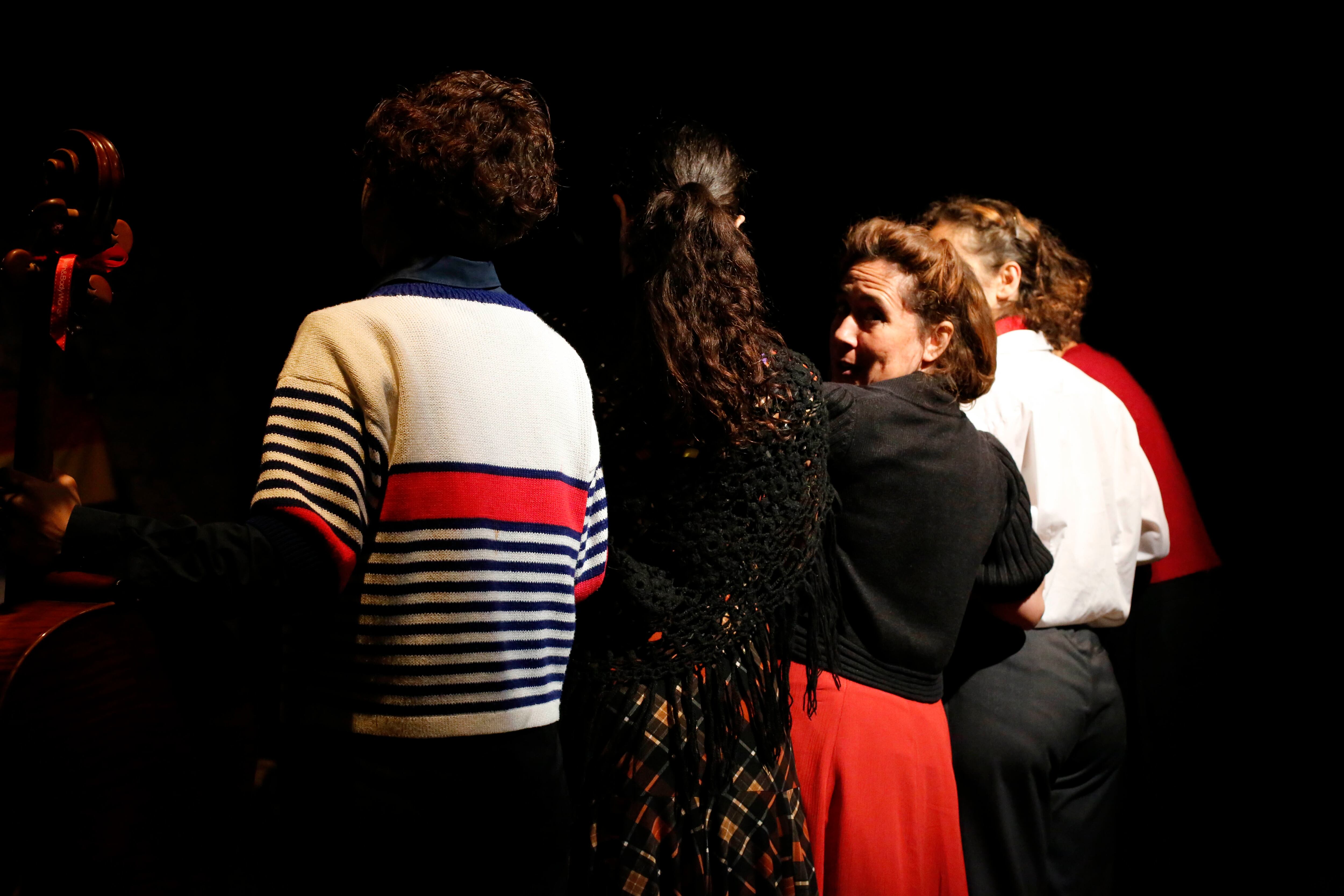 Mamen Agüera se gira hacia la cámara mientras hace fila con otras mujeres republicanas durante la representación de 'Presas del olvido' en el festival Surge Madrid 2018.