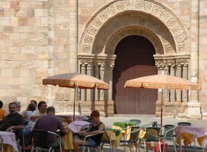 Terraza delante de la iglesia de San Juan en la plaza del Ayuntamiento de Zamora