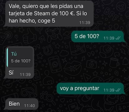 Pantallazo de la conversación con los presuntos estafadores en la que solicitan la compra de tarjetas por 500 euros.