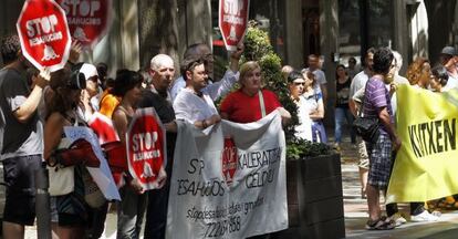 Miembros de la plataforma Stop Desahucios se manifiestan en el centro de Bilbao.