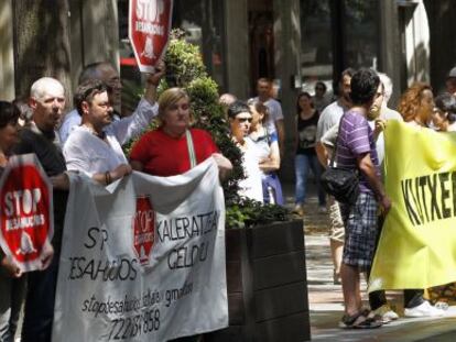 Miembros de la plataforma Stop Desahucios se manifiestan en el centro de Bilbao.