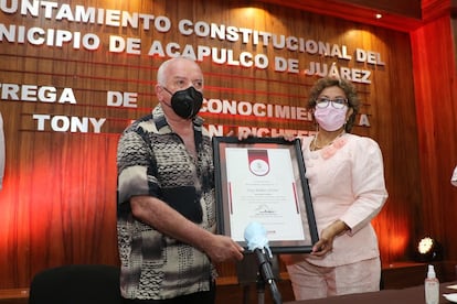 El empresario Antonio Rullán Dichter recibe un reconocimiento de la mano de Adela Román, expresidenta municipal del Puerto de Acapulco, en abril de 2021.