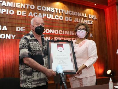 El empresario Antonio Rullán Dichter recibe un reconocimiento de la mano de Adela Román, expresidenta municipal del Puerto de Acapulco, en abril de 2021.