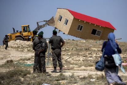 Demolición de una casa en el asentamiento judío en Maaleh Rehavam (Cisjordania). El Tribunal Supremo de Israel dictaminó que las tierras en las que fueron construidas las casas pertenecen a los palestinos.