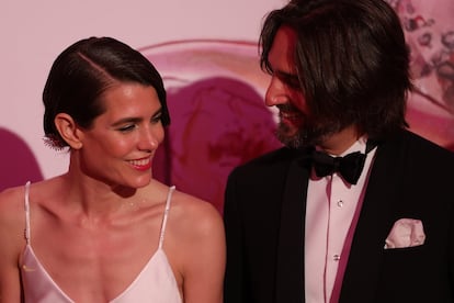 Carlota Casiraghi y Dimitri Rassam mostraron sonrisa y complicidad mientras posaban a la entrada del Baile de la Rosa.
