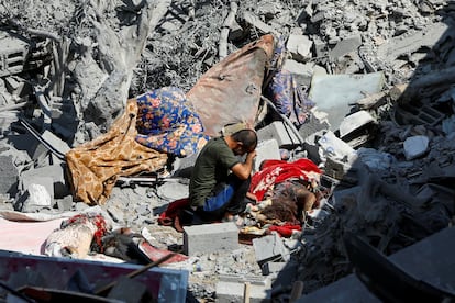 Un hombre llora junto al cadáver de una mujer tras un bombardeo israelí en Rafah, este martes al sur de la franja de Gaza. 