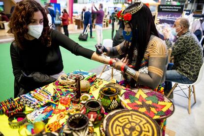 Los primeros diseños de los tatuajes de jagua surgieron de la conexión de los chamanes con el mundo espiritual. Se trata de un tinte natural extraído de una fruta que la comunidad indígena emberá, orignaria de Panamá, utiliza para tatuarse la piel y protegerse de los insectos y de las inclemencias del sol. También como una forma de adornar su cuerpo y ocultar las canas de sus cabelleras. Esto último no será posible en Fitur (pabellón 3), pero sí dejarnos pintar nuestros brazos con formas geométricas y lucirlas al menos 10 días.