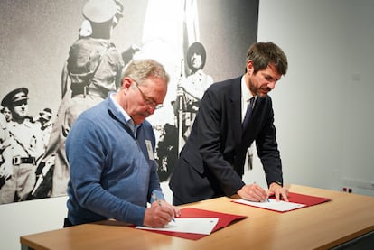 The representative of the Association of Friends of the International Brigades, Carlos Domínguez, (left) and the Minister of Culture, Ernest Urtasun, sign the agreement to deliver the legacy of this entity to the Historical Archive of Social Movements, in an image of the ministry.