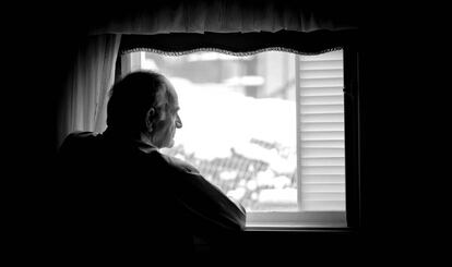Un hombre mirando por la ventana