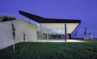 Además de las zonas propiamente dedicadas a la producción y el reposo del vino, la bodega cuenta con una zona específica para visitantes. Aquí los arquitectos utilizan como hilo conductor de su proyecto el agua en movimiento, que aparece en acequias, fuentes y pequeños saltos. Las visitas guiadas, previa cita, incluyen catas de los vinos blancos, tintos y espumosos de Navarro Correas.