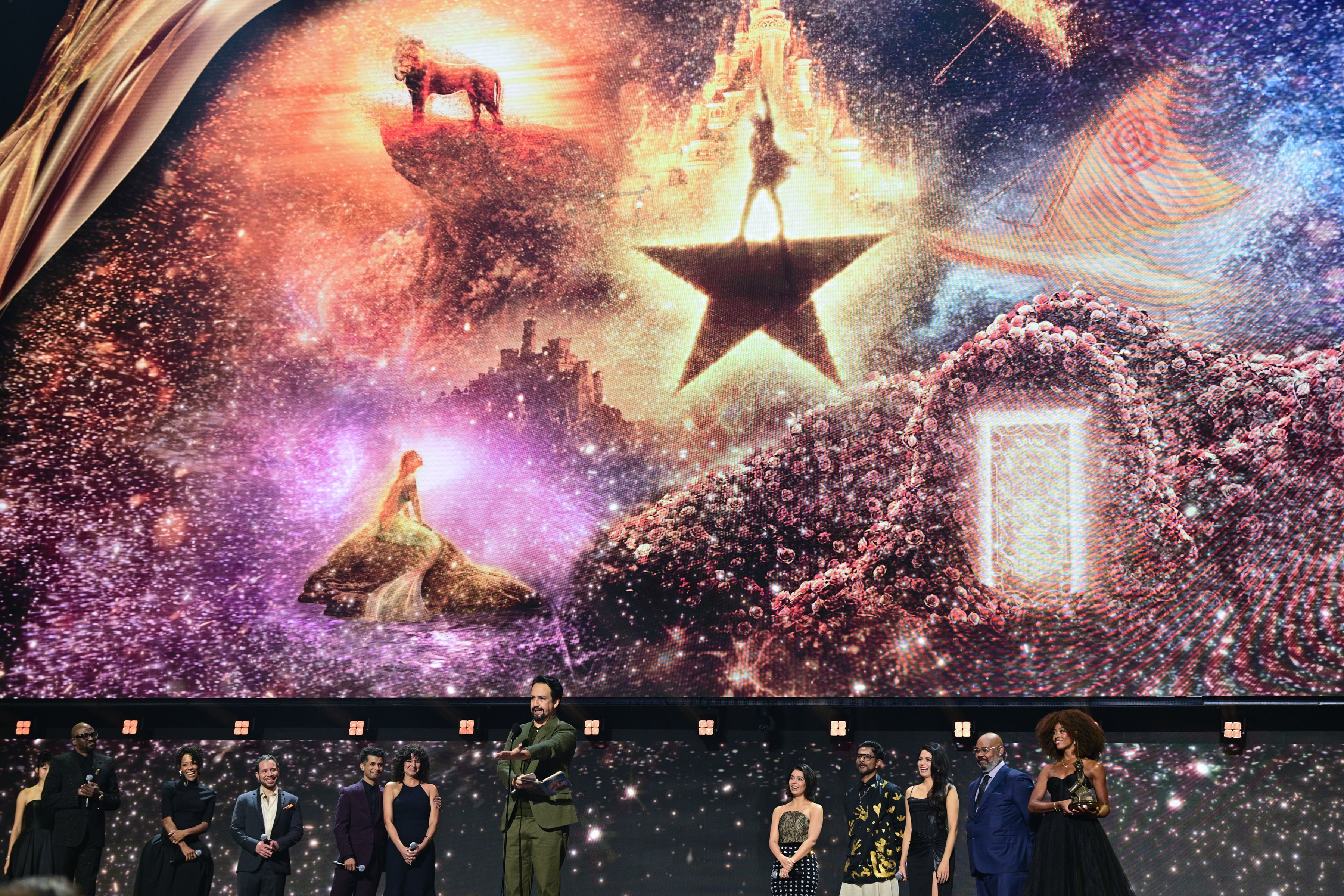 Anne Hathaway, Dwayne Johnson y los Jonas Brothers se emocionan al ser honrados como Leyendas de Disney