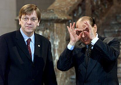 Silvio Berlusconi (derecha) bromea con la prensa en presencia de su colega belga Guy Verhofstadt.