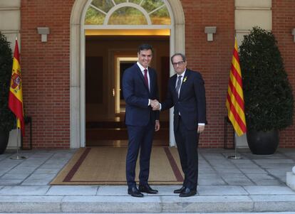 Pedro Sánchez y Quim Torra se saludan antes de su reunión en septiembre en La Moncloa. 