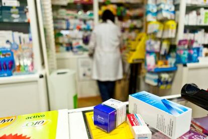 Medicamentos a la venta en una farmacia de Santiago.