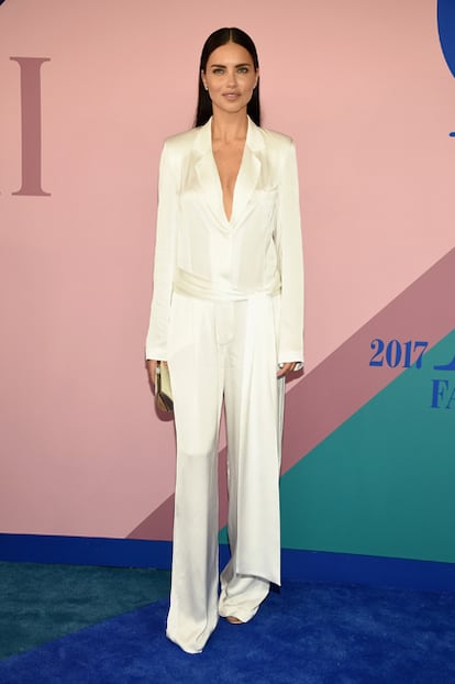 Donna Karan firma el mono blanco de Adriana Lima.