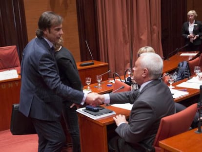 Marco saluda un diputado del PP al final de la comisi&oacute;n.