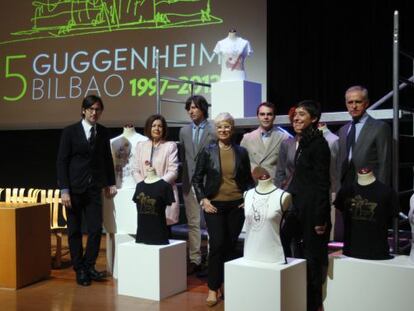 El director del Guggenheim, Juan Ignacio Vidarte, rodeado de los cinco diseñadores encargados de vestir al Museo en su 15º aniversario