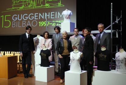 El director del Guggenheim, Juan Ignacio Vidarte, rodeado de los cinco diseñadores encargados de vestir al Museo en su 15º aniversario