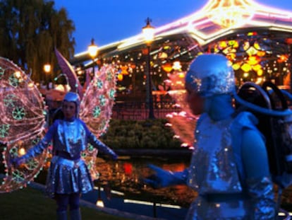 <b><i>Fantillusion </b></i>es la nueva cabalgata veraniega que durante julio y agosto recorre la calle principal del parque temático Disneyland en París.