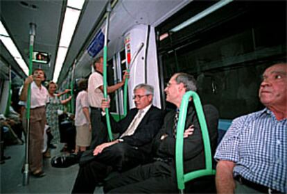 Joan Clos (tercero por la izquierda), en un vagón de la línea 8 hacia Barajas.