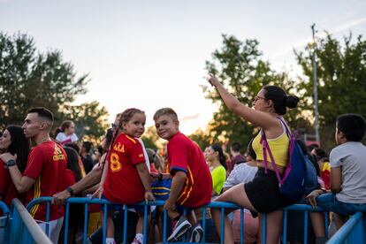 Una niña y un niño esperan la llegada de las jugadoras, este lunes en Madrid.
