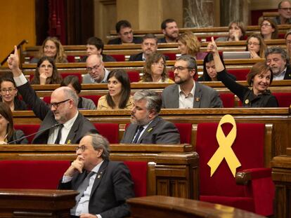 El presidente de la Generalitat, Quim Torra junto a otros diputados de JxCat en una votación del Parlament, ayer