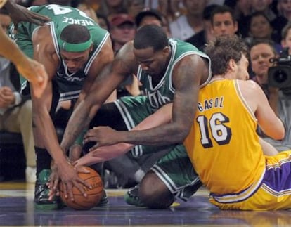 Los Lakers no tuvieron su noche contra el 'big three' de los Celtics.