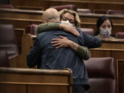 El diputado vasco del PSOE, Odón Elorza, se abraza con la diputada de Unidas Podemos, Meri Pita, el pasado noviembre en el Congreso.