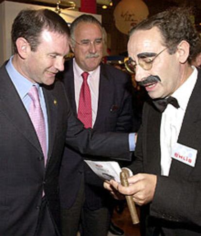 Ibarretxe conversa con un doble de Groucho Marx, durante la inauguración, hoy en Bilbao, de la Feria Ferroforma.