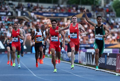 Attaoui cruza ganador la meta de los 800m en París.
