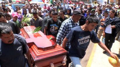 Relatives last month bury a victim of a skirmish between residents in Michoac&aacute;n state.