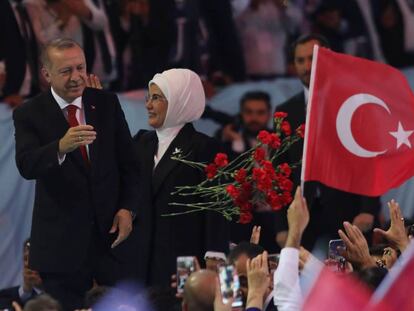 El presidente turco Recep Tayyip Erdogan y su esposa Emine Erdogan.