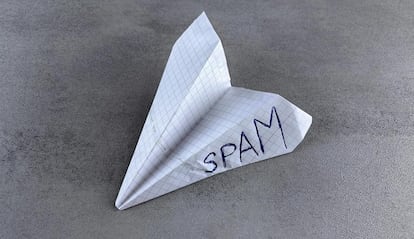 Avión de papel con Spam