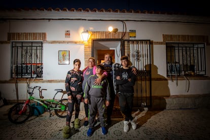 Ángela García, con su familia, en la puerta de su casa de El Casar de Escalona, el viernes pasado.