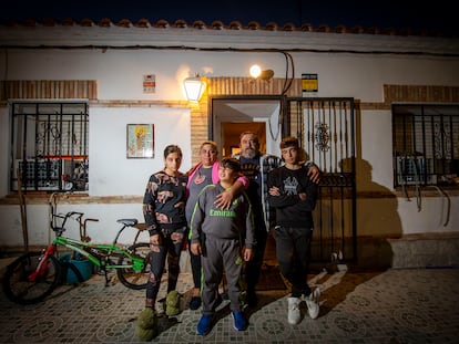 Ángela García, con su familia, en la puerta de su casa de El Casar de Escalona, el viernes pasado.