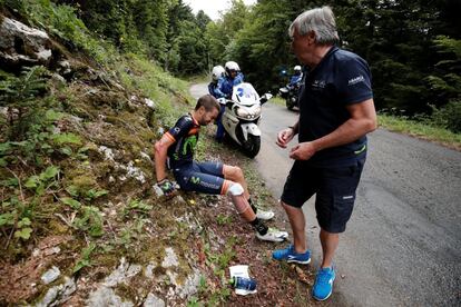 Jesus Herrada con el director del Movistar después de la caída. 