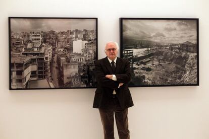 Enrique Ordóñez, propietario de la colección Ordóñez-Falcó de fotografía, posa entre dos obras de Gabriele Basilico. La de la izquierda refleja un Beirut arrasado por la guerra y la de la derecha, el Bilbao industrial de 1993. Una muestra de cómo la fotografía es capaz de cotejar realidades distantes, juntarlas y generar una nueva.