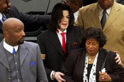 Michael Jackson y su madre llegan al tribunal de Santa Bárbara donde es juzgado por presunta pederastia.