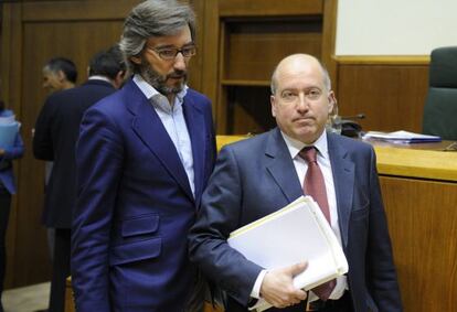 Carmelo Barrio e Iñaki Oyarzabal en el Parlamento