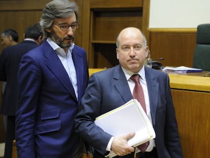 Carmelo Barrio e Iñaki Oyarzabal en el Parlamento