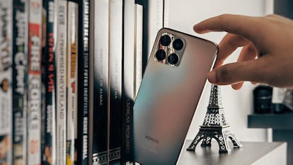 Este dispositivo dispone de una capacidad de 6 GB de RAM y 128 GB de almacenamiento, con la posibilidad de usar RAM virtual para ganar 2 GB adicionales.