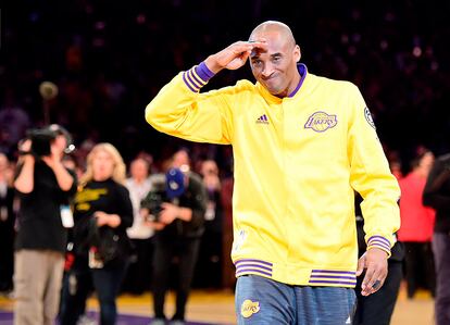 Kobe Bryant saluda a los espectadores del Staples Center durante le homenaje que recibió en su último partido de la NBA.