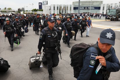 Agentes de la Policía Federal llegan a la protesta en Ciudad de México contra el plan de integrarse en la Guardia Nacional. 