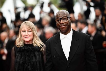 Bianca Stigter y Steve McQueen en la alfombra roja.