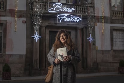 La periodista Cristina Huete, en Ourense este martes con el libro sobre los Baltar entre sus manos.
.