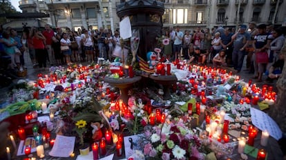 Dezenas de pessoas comparecem à fonte de Canaletas, em Las Ramblas, em homenagem às vítimas.